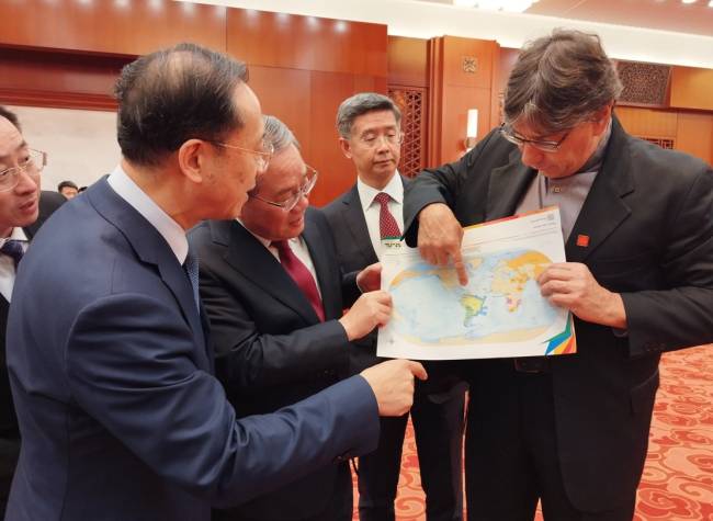Mapa-múndi Presidente do IBGE coloca mapa no 'formato tradicional' para mostrar aos chineses