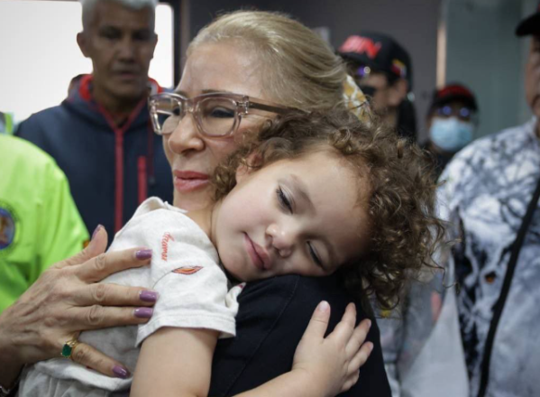 A primeira-dama da Venezuela, Cilia Flores, com Maikelys Espinoza Bernal. 14/05/2025