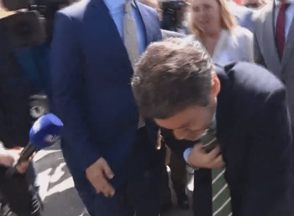 André Ventura, líder do partido português de extrema direita Chega, passa mal em evento de campanha com apoiadores em Odemira, no distrito de Beja. 15/05/2025 -