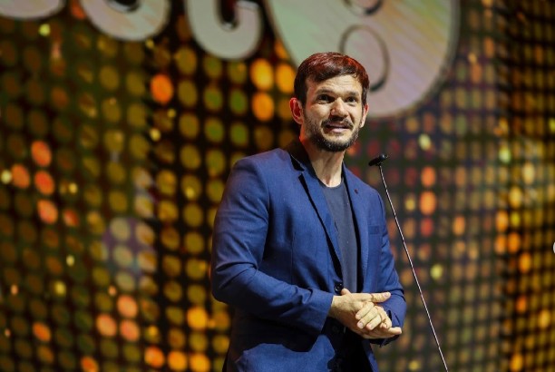 O Padre Patrick Fernandes, que tem 6,6 milhões de seguidores apenas no Instagram