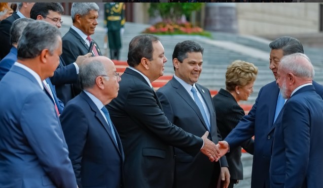 CONVIDADO - Ao lado de ministros, deputado federal, Elmar Nascimento, integrou comitiva de Lula em viagem para a China