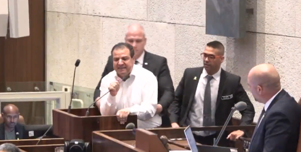 Legislador é retirado à força do Parlamento de Israel após criticar guerra em Gaza; veja vídeo