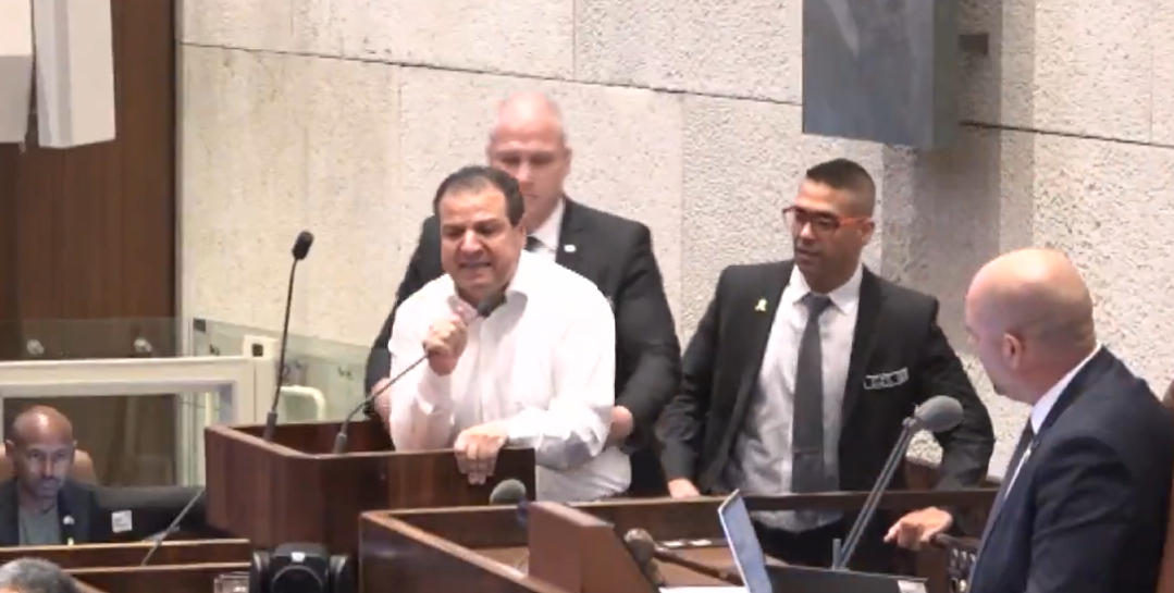 Momento em que Ayman Odeh é retirado do Parlamento de Israel, a Knesset. 21/05/2025
