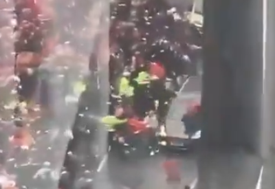 Momento em que carro atropela torcedores no Reino Unido. 26/05/2025