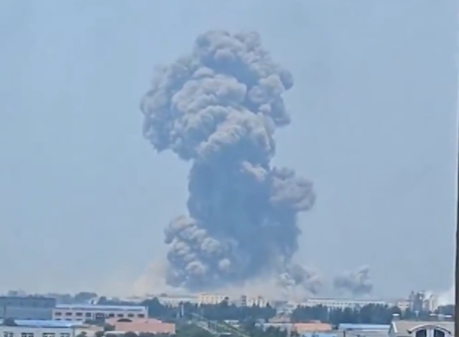 Momento da explosão na Shandong Youdao Chemical em Gaomi, na China. 27/05/2025