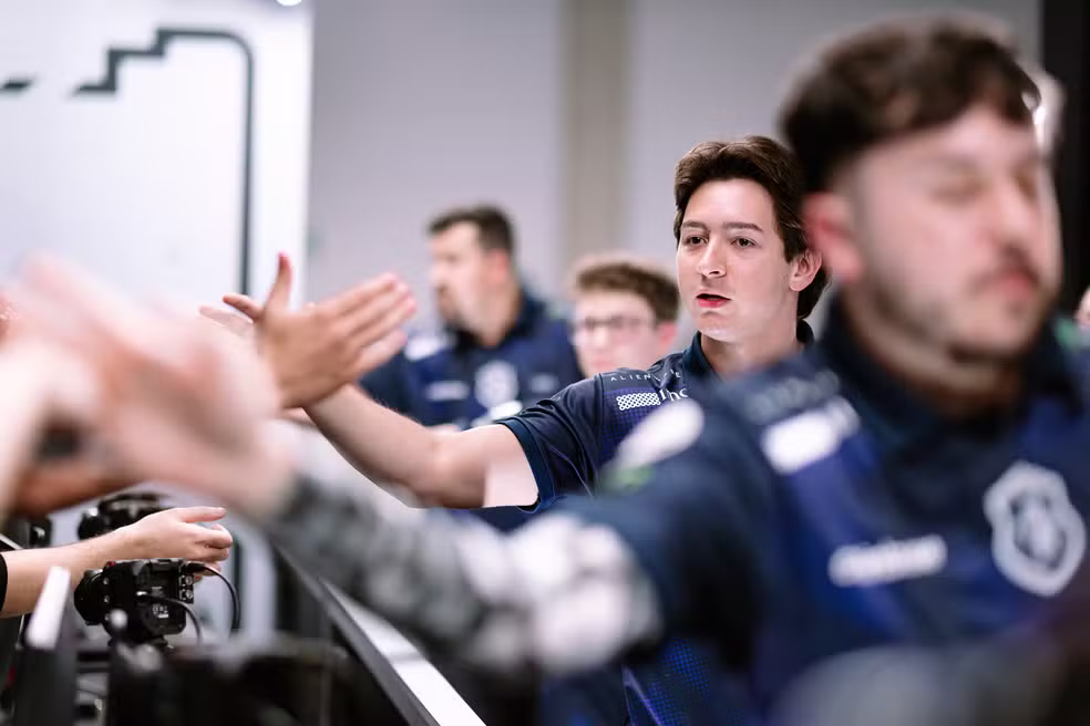 DiasLucas, jogador do time de Rainbow Six da Team Liquid, cumprimenta adversários da CAG Osaka, do Japão, no Reloa
