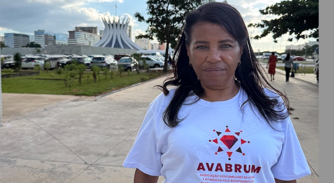 Seis anos depois, Dona Jacira continua a transformar o luto em mobilização, somando vozes de mulheres que se uniram na AVABRUM – Associação de Familiares de Vítimas e Atingidos pelo Rompimento da Barragem