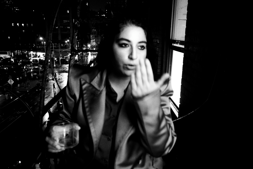 Como primeira paquistanesa a vencer Grammy foi parar no interior da Bahia