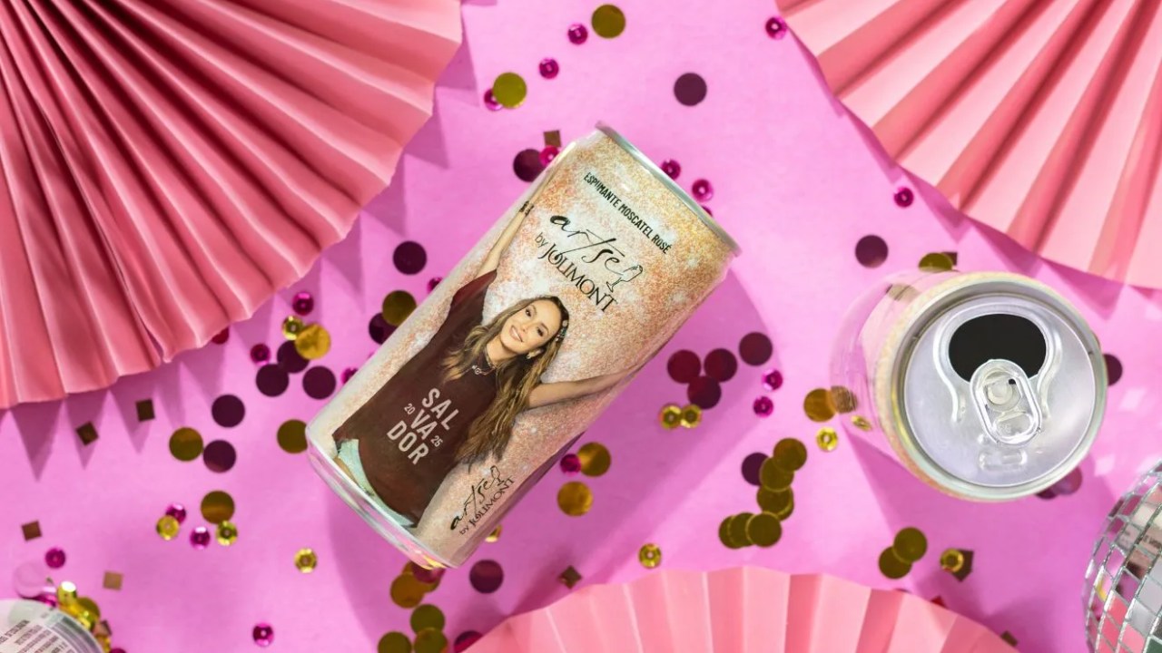 Espumante moscatel rosé da Artse com rótulo exclusivo da cantora Claudia Leitte