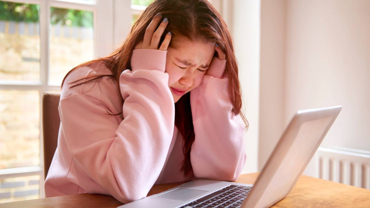 Estudante ansiosa diante da dúvida de português