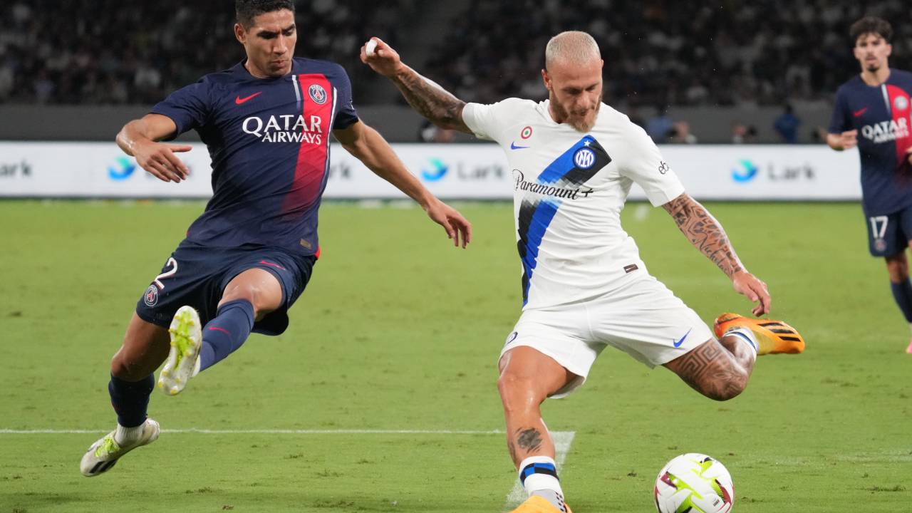 TOKYO, GIAPPONE - 1 AGOSTO: Federico Dimarco dell'Inter in azione sotto la pressione di Achraf Hakami del Paris Saint-Germain durante l'amichevole pre-campionato tra il Paris Saint-Germain e l'FC Internazionale il 1 agosto 2023 a Tokyo, Giappone. (Foto di Etsuo Hara/Getty Images)