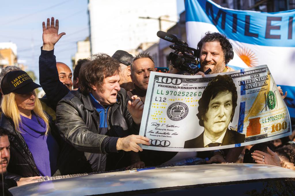 GettyImages-1701084847.jpg Entusiasta do dólar: o presidente Javier Milei cortou gastos e fortaleceu o peso argentino