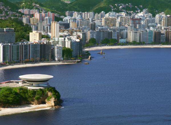 Orla de Icaraí, Zona Sul de Niterói: antes tomada por línguas negras, praia agora tem 80% do tempo balneável