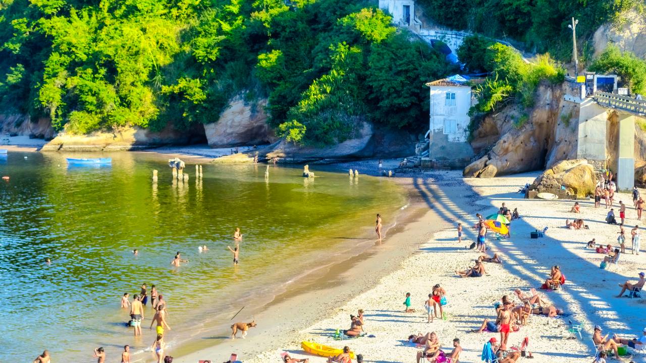 Praia da Boa Viagem, em Niterói: antes imprópria para banho, agora fica balneável 70% do tempo