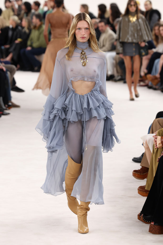 Chloé : Runway – Paris Fashion Week – Womenswear Fall/Winter 2024-2025 Chloé: tecído fluído e botas