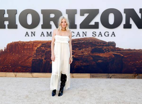 Sienna Miller: vestido e bota para compor visual anos 1970