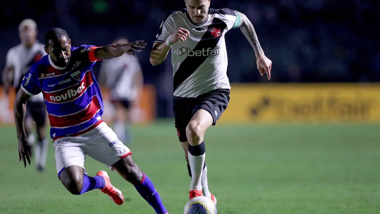 RIO DE JANEIRO, BRAZIL - JULY 3: Tinga (L) of Fortaleza competes for the ball with Pablo Vegetti of Vasco da Gama during the match between Vasco da Gama and Fortaleza as part of Brasileirao 2024 at Sao Januario Stadium on July 3, 2024 in Rio de Janeiro, Brazil. (Photo by Wagner Meier/Getty Images)