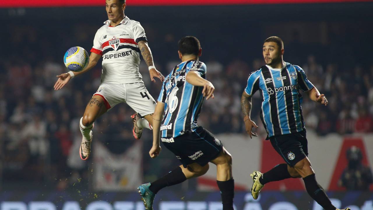 SAO PAULO, BRAZIL - JULY 17: Ferreira (L) of Sao Paulo jumps for the ball against Nata Felipe and Joao Pedro (R) of Gremio during a match between Sao Paulo and Gremio as part of Brasileirao Series A 2024 at MorumBIS on July 17, 2024 in Sao Paulo, Brazil. (Photo by Miguel Schincariol/Getty Images)
