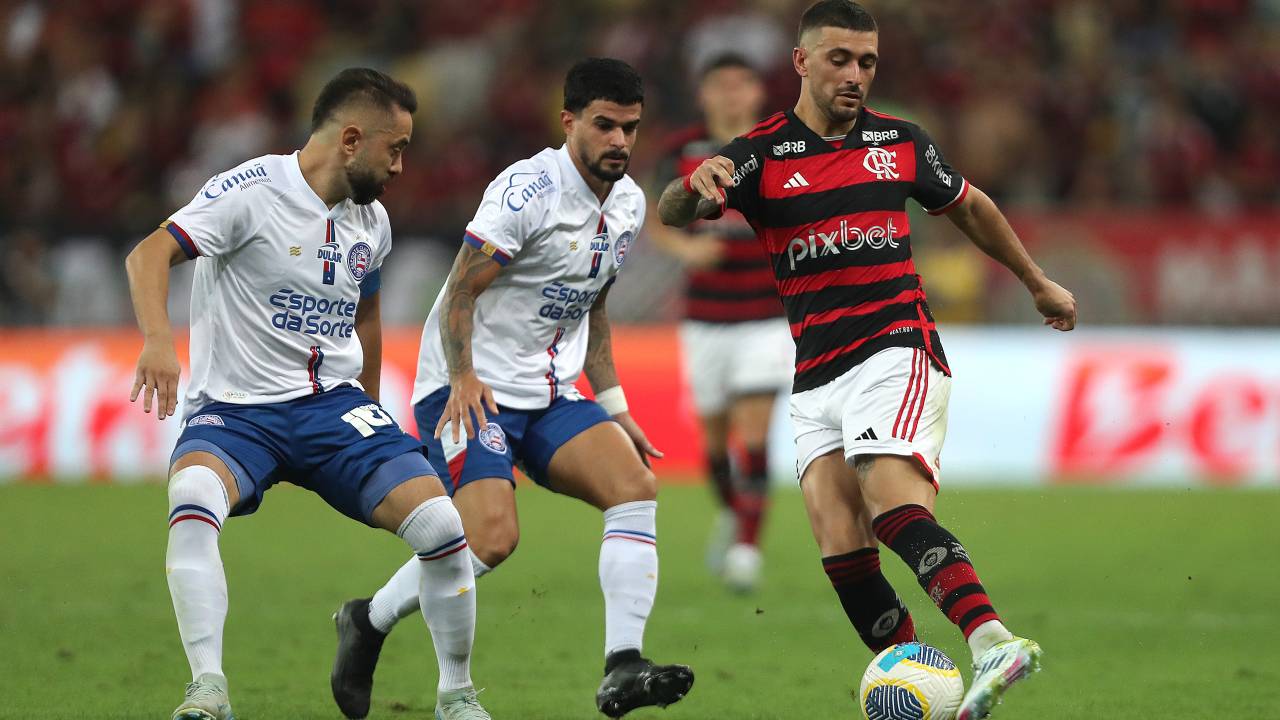 RIO DE JANEIRO, BRAZIL - SEPTEMBER 12: Everton Ribeiro of Bahia competes for the ball with Giorgian de Arrascaeta of Flamengo during the match between Flamengo and Bahia as part of the quarter finals of Copa do Brasil 2024 at Maracana Stadium on September 12, 2024 in Rio de Janeiro, Brazil. (Photo by Wagner Meier/Getty Images)