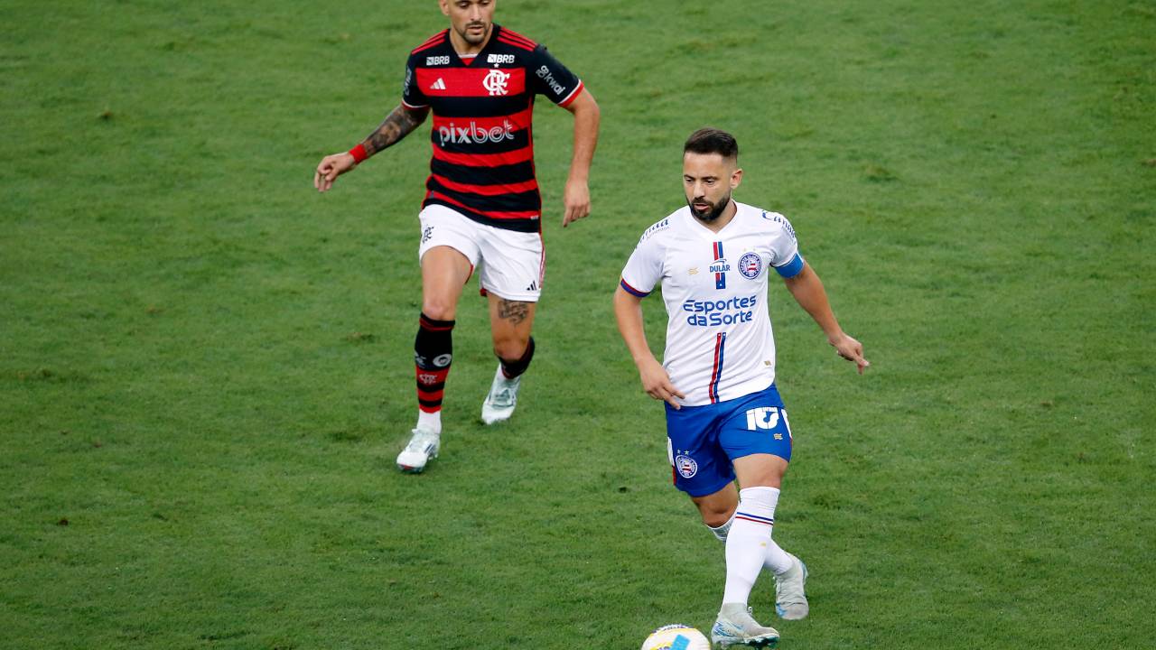 RIO DE JANEIRO, BRAZIL - SEPTEMBER 12: Giorgian De Arrascaeta of Flamengo (L) chases Éverton Ribeiro of Bahia (R) during Copa do Brasil match between Flamengo and Bahia at Maracana Stadium on September 12, 2024 in Rio de Janeiro, Brazil. (Photo by Nadine Freitas/Eurasia Sport Images/Getty Images)