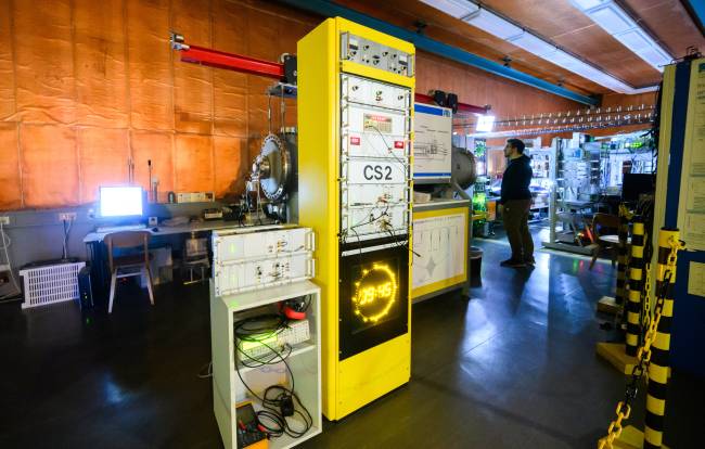 Time changeover – Atomic clock of the Physikalisch-Technische Bundesansta 25 October 2024, Lower Saxony, Brunswick: Various superstructures, which are parts of an atomic clock, are located in the time laboratory of the Physikalisch-Technische Bundesanstalt (PTB). In Germany, summer time ends on the last Sunday in October when the clocks are set back. The experts at the Physikalisch-Technische Bundesanstalt (PTB) ensure that everything runs smoothly. Photo: Julian Stratenschulte/dpa