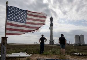 Observadores aguardam o lançamento da nave espacial Starship e do foguete Super Heavy, da SpaceX, em 2023 Observadores aguardam o lançamento da nave espacial Starship e do foguete Super Heavy, da SpaceX, em 2023