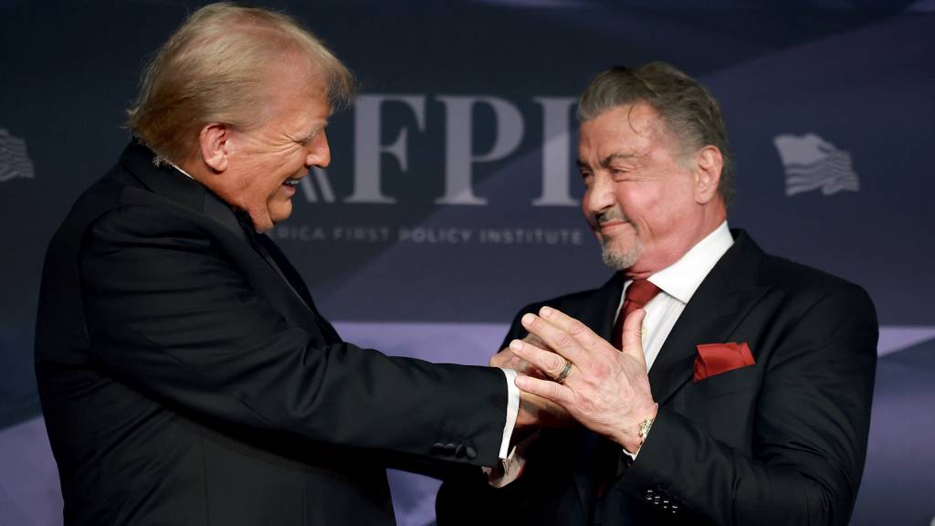 President-Elect Donald Trump Speaks At The America First Policy Institute Gala At Mar-A-Lago RAMBO - Trump e Stallone: ator planeja distopia em que China coloniza os EUA