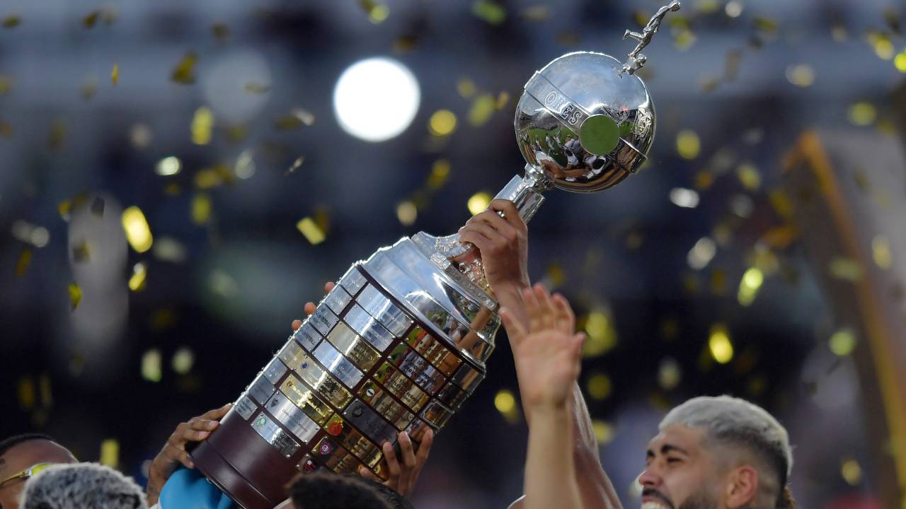 BUENOS AIRES, ARGENTINA - NOVEMBER 30: Players of Botafogo celebrate with the trophy after winning the tournament following the Copa CONMEBOL Libertadores 2024 Final between Atletico Mineiro and Botafogo at Estadio Más Monumental Antonio Vespucio Liberti on November 30, 2024 in Buenos Aires, Argentina.
