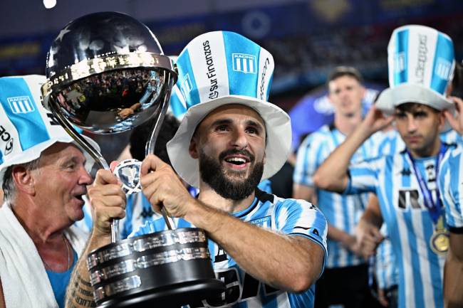 Racing Club v Cruzeiro: Final – Copa CONMEBOL Sudamericana 2024 ASUNCION, PARAGUAY - NOVEMBER 23: Juan Manuel Elordi of Racing Club celebrates with the trophy after winning the tournament following the Copa CONMEBOL Sudamericana 2024 Final between Racing Club and Cruzeiro at Estadio General Pablo Rojas - La Nueva Olla on November 23, 2024 in Asuncion, Paraguay.
