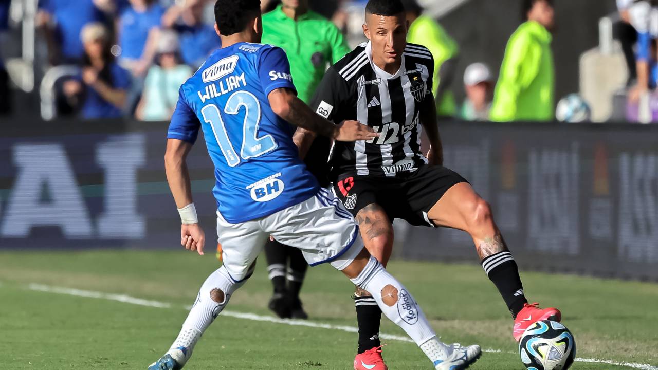 ORLANDO, FLORIDA - JANUARY 18: William De Asevedo Furtado #12 of Cruzeiro defends against Guilherme Arana #13 of Atlético Mineiro during the second half of the FC Series 2025 match between Cruzeiro and Atletico Mineiro at Inter&Co Stadium on January 18, 2025 in Orlando, Florida. (Photo by Dustin Markland/Getty Images)