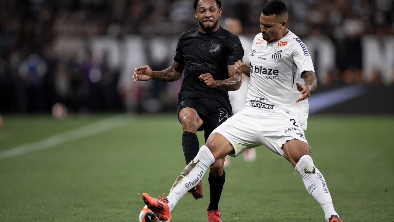 SAO PAULO, BRAZIL - MARCH 9: Zé Ivaldo of Santos (R) competes for the ball with José Martínez of Santos (L) during the Campeonato Paulista semi-final match between Corinthians and Santos at Neo Quimica Arena on March 9, 2025 in Sao Paulo, Brazil. (Photo by Marco Galvao/Sports Press Photo/Getty Images)