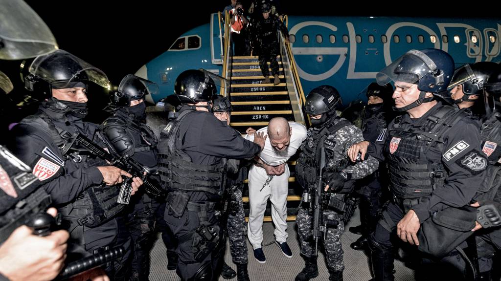 Salvadoran Government Receives 238 Alleged Members Of Criminal Organizations ‘Tren De Aragua’ and ‘MS13’ ACEITAM-SE ESTRANGEIROS - Venezuelanos deportados desembarcam em San Salvador: a caminho da megaprisão