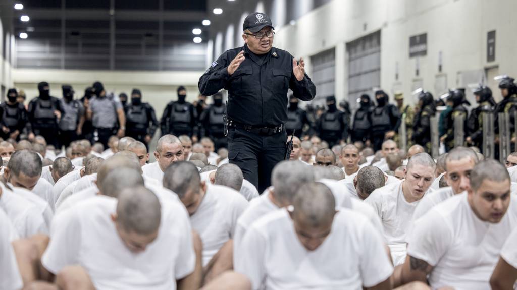 Salvadoran Government Receives 238 Alleged Members Of Criminal Organizations ‘Tren De Aragua’ and ‘MS13’ SUPERCADEIA - Pátio lotado: fotos dos detentos viraram peças publicitárias