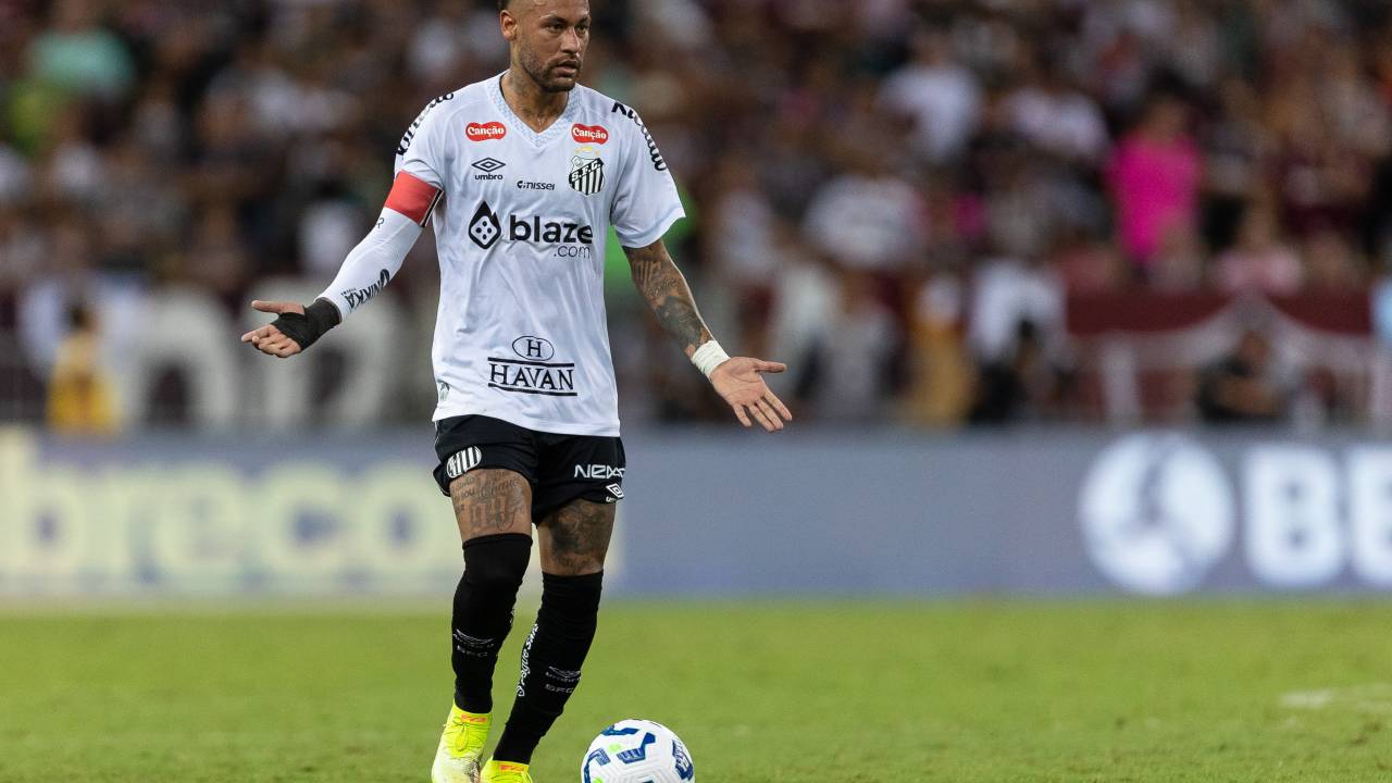 RIO DE JANEIRO, BRAZIL - APRIL 13: Neymar Jr of Santos controls the ball during the match between Fluminense and Santos as part of Brasileirao 2025 at Maracana Stadium on April 13, 2025 in Rio de Janeiro, Brazil.