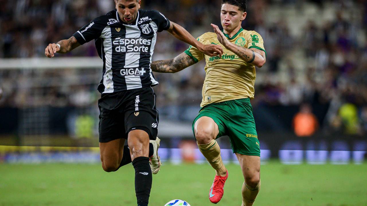 FORTALEZA, BRAZIL - APRIL 30: Lucas Mugni of Ceará (L) and Emiliano Martínez of Palmeiras (R) fight for possession during a Copa do Brasil match between Ceara and Palmeiras at Castelao Stadium on April 30, 2025 in Fortaleza, Brazil. (Photo by Davi Rocha/Sports Press Photo/Getty Images)