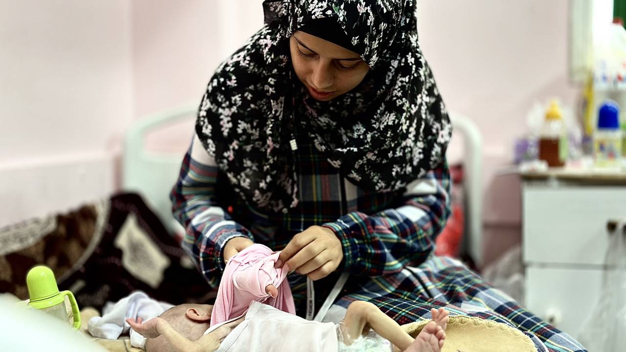 Siwar Ashour, uma bebê palestina de cinco meses, pesa pouco mais de dois quilos em meio à crise humanitária agravada na Faixa de Gaza