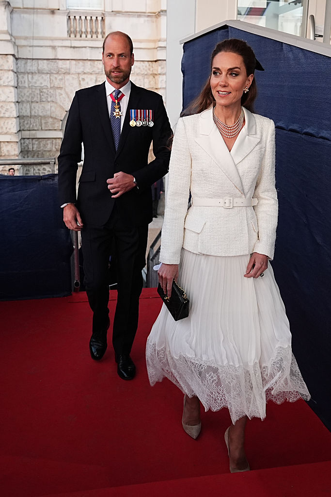 The King And The Queen Attend Concert To Mark The 80th Anniversary Of VE Day Kate veste Self-Portrait e bolsa Chanel