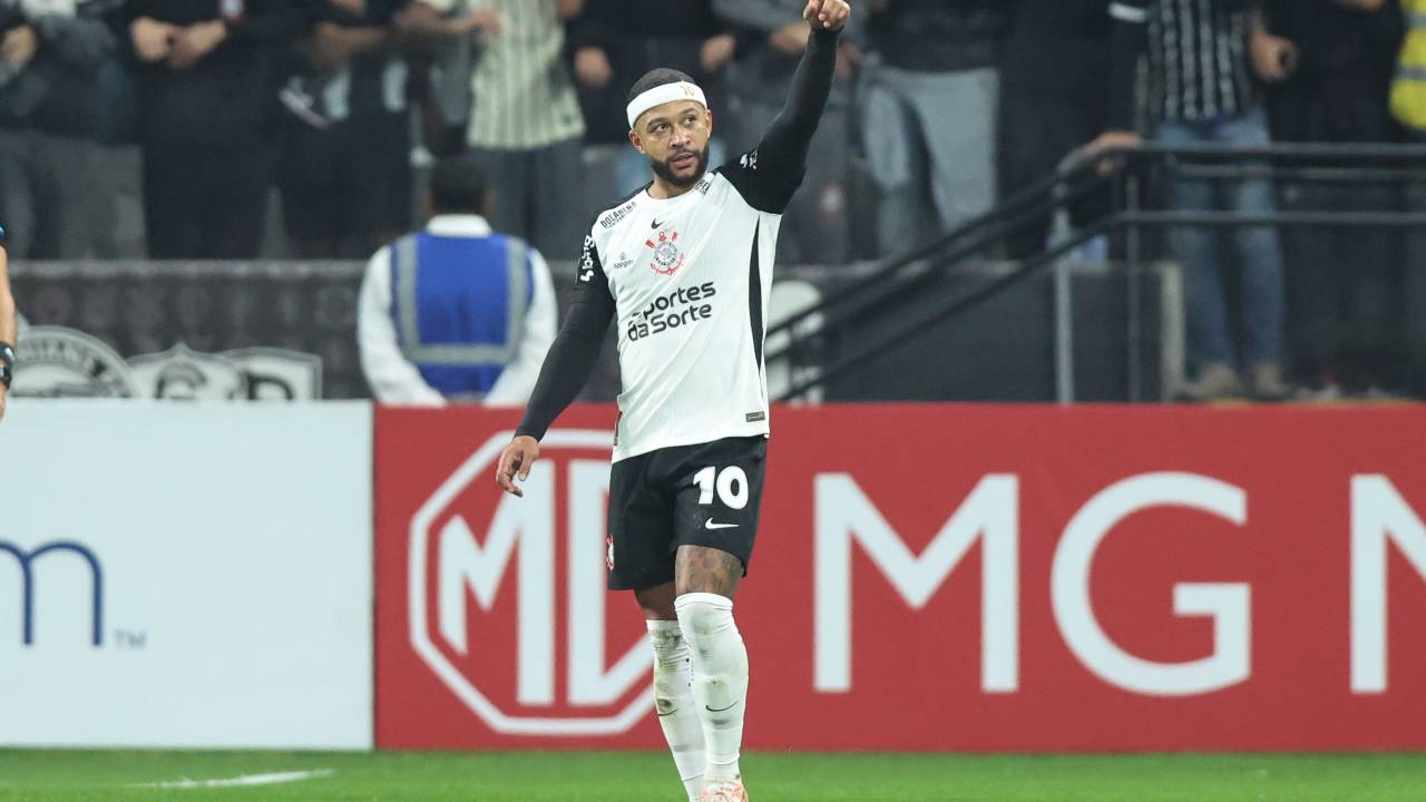 SAO PAULO, BRAZIL - MAY 06: Memphis Depay of Corinthians celebrates after scoring the first goal of his team during a Copa CONMEBOL Sudamericana match between Corinthians and America de Cali at Neo Quimica Arena on May 06, 2025 in Sao Paulo, Brazil. (Photo by Alexandre Schneider/Getty Images)