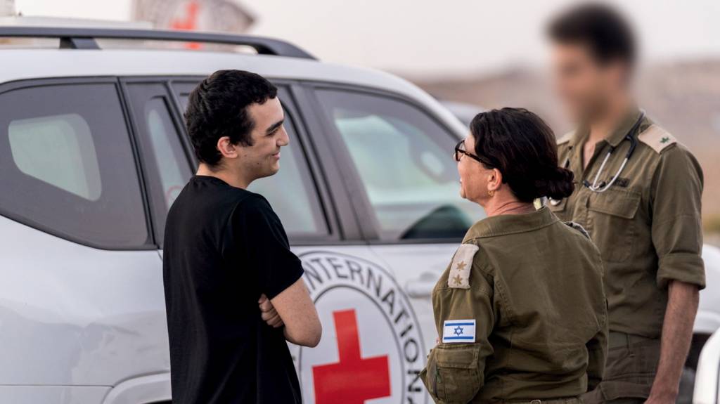 Hamas releases Israeli-American hostage Edan Alexander in Gaza ALÍVIO - Refém americano libertado: negociação com os terroristas do Hamas
