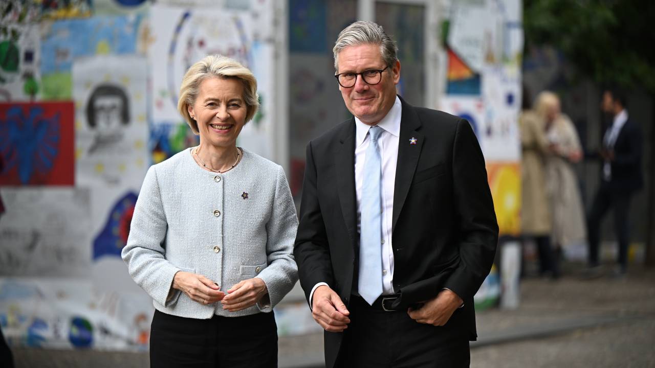 A presidente da Comissão Europeia, Ursula von der Leyen, e o primeiro-ministro do Reino Unido, Keir Starmer. 16/05/2025