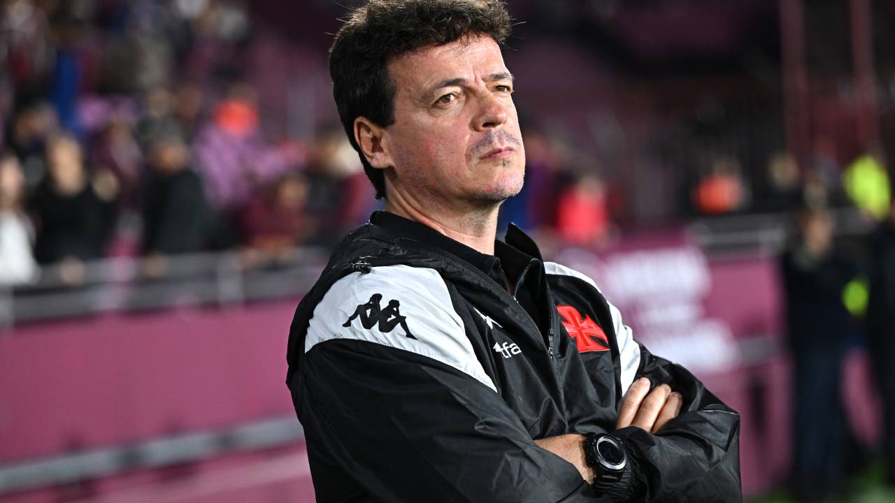 BUENOS AIRES, ARGENTINA - MAY 13: Head coach Fernando Diniz of Vasco Da Gama looks on during a Copa CONMEBOL Sudamericana 2025 group G match between Lanus and Vasco da Gama at Estadio Ciudad de Lanús Néstor Díaz Pérez on May 13, 2025 in Buenos Aires, Argentina. (Photo by Rodrigo Valle/Getty Images)
