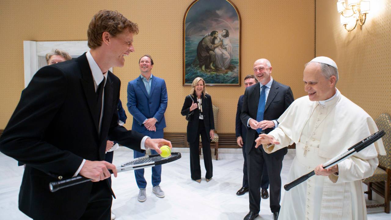 O campeão mundial de tênis Jannik Sinner e o papa Leão XIV, durante um encontro privado, na Cidade do Vaticano. 14/05/2025