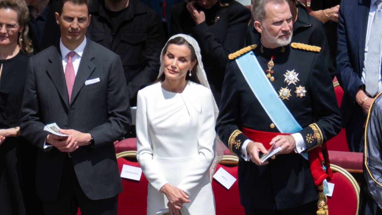 A Rainha Letizia da Espanha e o Rei Felipe VI da Espanha rezam durante a Missa de Posse do Papa Leão XIV na Praça de São Pedro, na Cidade do Vaticano. 18/05/2025