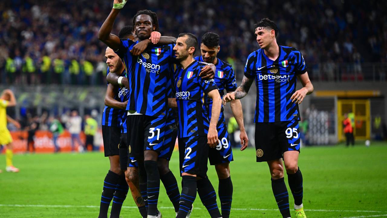 MILAN, ITALY - MAY 18: Yann Bisseck of FC Internazionale celebrates with teammates after scoring their team first goal during the Serie match between Inter and Lazio at Stadio Giuseppe Meazza on May 18, 2025 in Milan, Italy. (Photo by Mattia Pistoia - Inter/Inter via Getty Images)