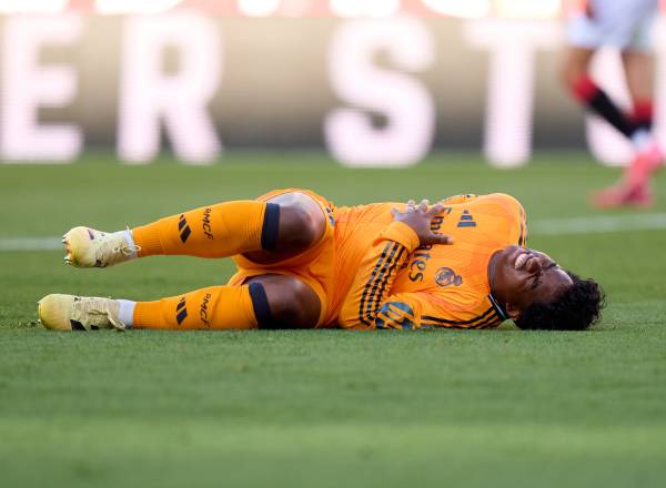 SEVILLE, SPAIN - MAY 18: Endrick Felipe Moreira of Real Madrid grimaces in pain during the LaLiga match between Sevilla FC and Real Madrid CF at Estadio Ramon Sanchez Pizjuan on May 18, 2025 in Seville, Spain.