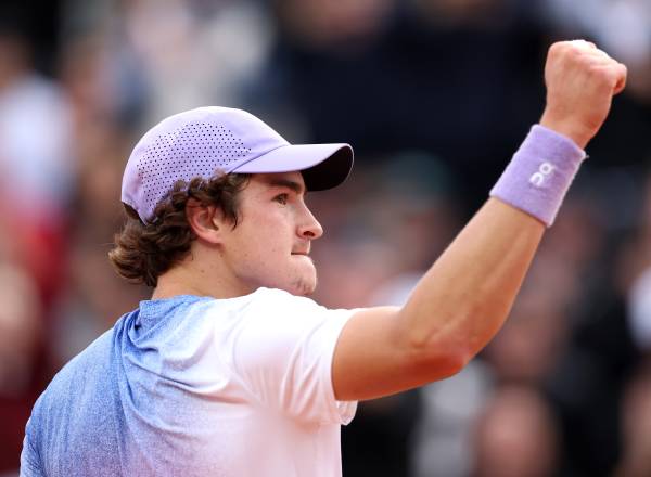 PARIS, FRANCE - MAY 27: Joao Fonseca of Brazil celebrates a point against Hubert Hurkacz of Poland during the Men's Singles First Round match on Day Three of the 2025 French Open at Roland Garros on May 27, 2025 in Paris, France. (Photo by Clive Brunskill/Getty Images)