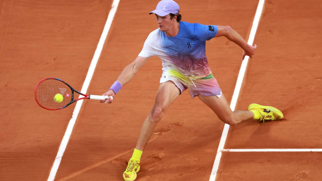 PARIS, FRANCE - MAY 27: Joao Fonseca of Brazil plays a forehand against Hubert Hurkacz of Poland during the Men's Singles First Round match on Day Three of the 2025 French Open at Roland Garros on May 27, 2025 in Paris, France. (Photo by Clive Brunskill/Getty Images)