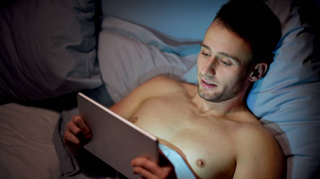 Man using digital tablet before sleep. Debica, Poland LIMITES - Exposição virtual: pornografia on-line pode prejudicar a mente e o relacionamento