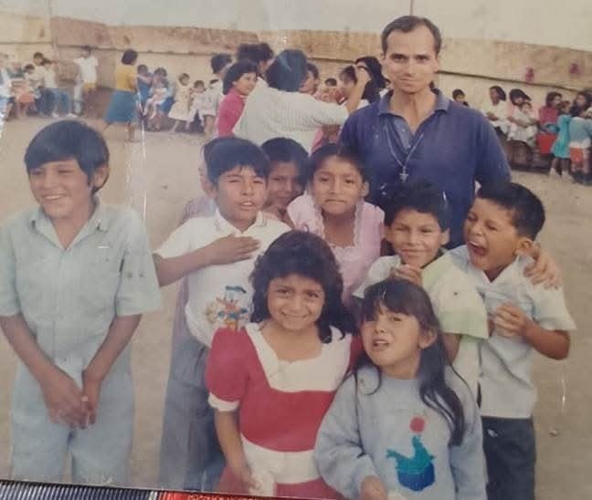 Gqdytl7WsAAl2mE Um jovem Robert Prevost durante a época em que atuava como missionário no Peru. -