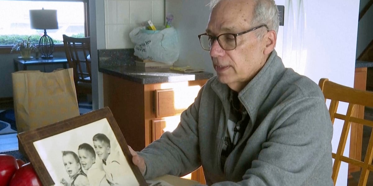 O irmão do papa Leão XIV, John Prevost, mostra fotos dos três irmãos na infância (o terceiro é Louis e mora na Flórida). -